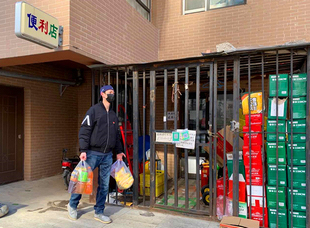 2020年初，交易集团党员志愿者下沉社区，积极投身抗击疫情战疫。